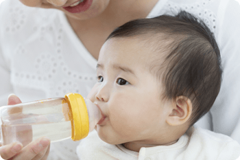 赤ちゃんがアルピナウォーターを飲んでいるところ