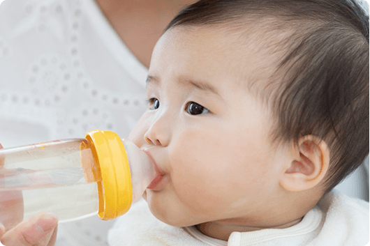 お水を飲む赤ちゃん