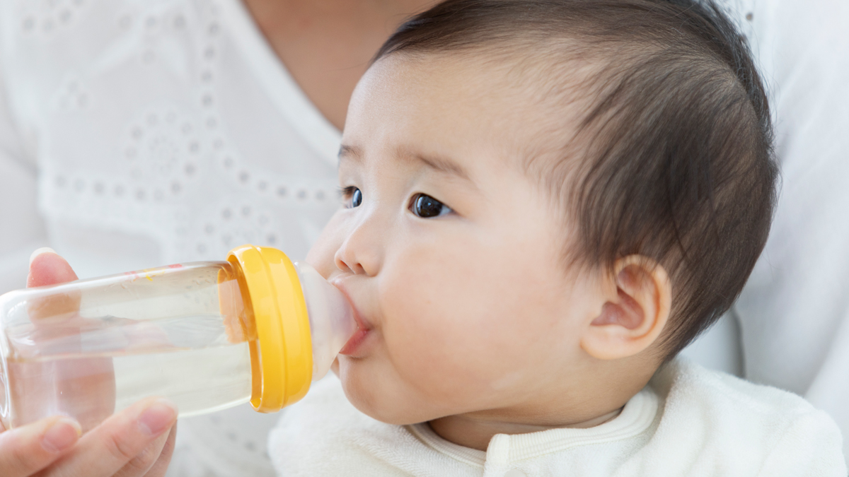 お水を飲む赤ちゃん