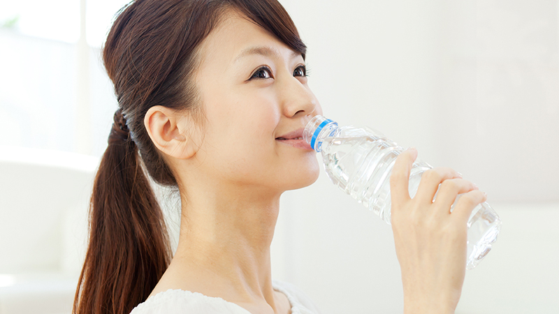 水を飲む女性