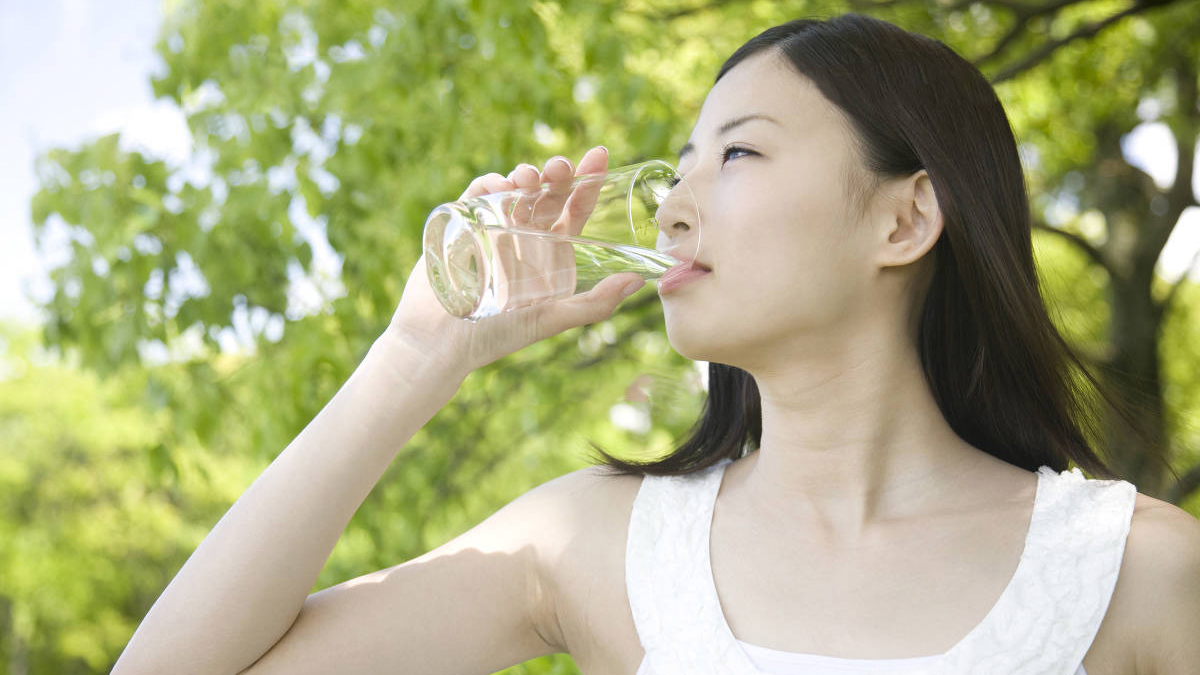 水を飲む女性