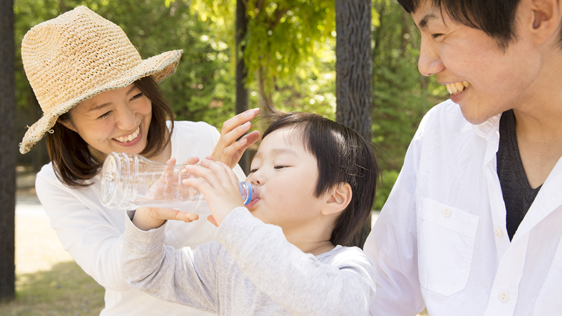 水を飲む子供