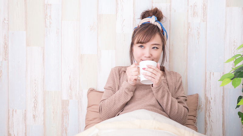 白湯を飲む女性