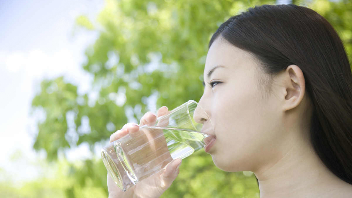 水を飲む女性