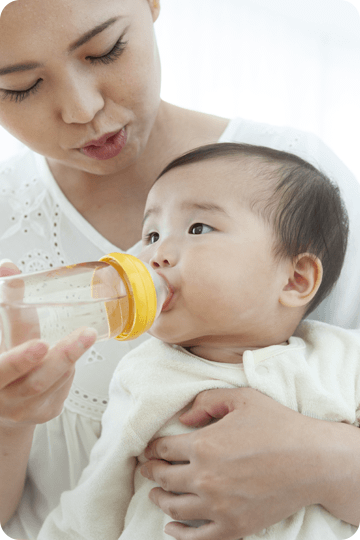 赤ちゃんが哺乳瓶で飲んでいるお水アルピナウォーター